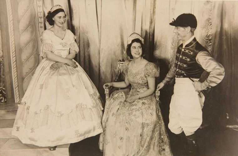 Ảnh mới công bố: Nữ hoàng Elizabeth thời xuân sắc ảnh 2